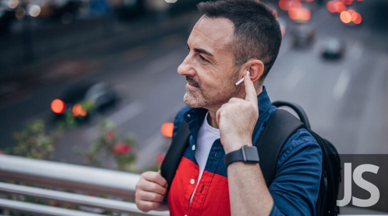 Why Aren’t Both My Earbuds Connecting