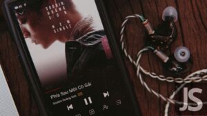 How Your Earbuds Actually Hear You in a Noisy World