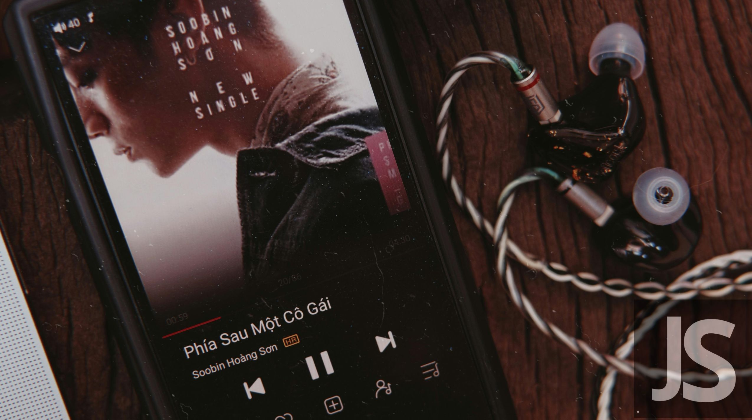 How Your Earbuds Actually Hear You in a Noisy World