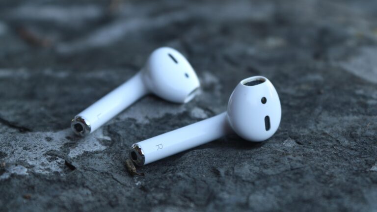 how does the battery life of airpods compare to other wireless earbuds