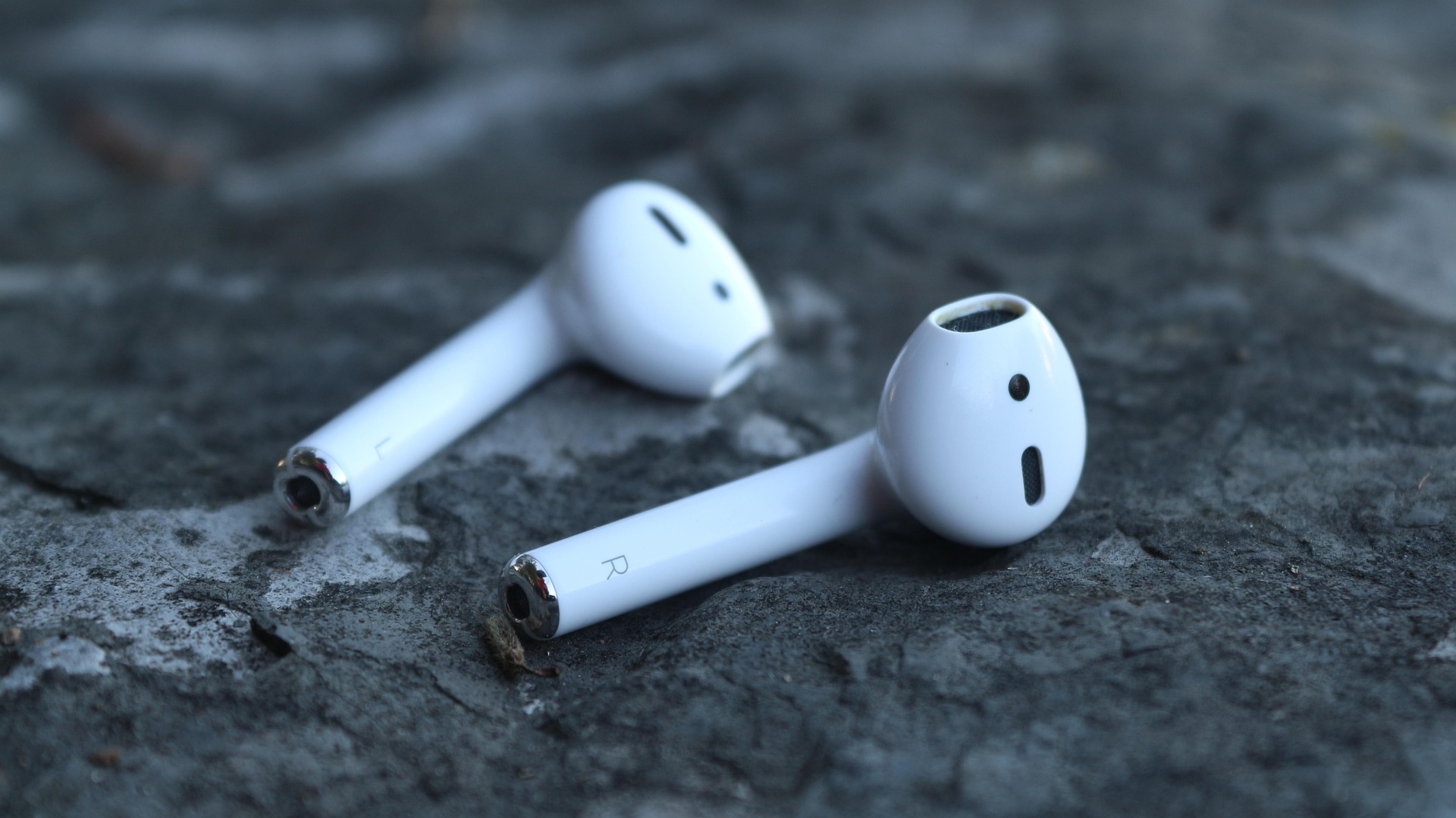 how does the battery life of airpods compare to other wireless earbuds