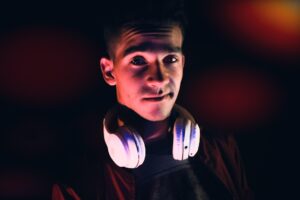 how use wireless earbuds